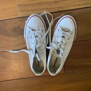 Converse chuck Taylor size youth 3 or women’s 6!